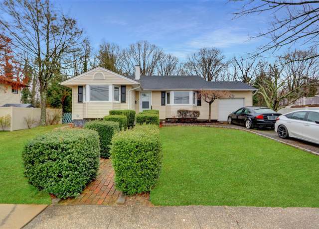 Property at 10 Sunburst Dr, Deer Park, NY 11729, 5 beds, 2 baths