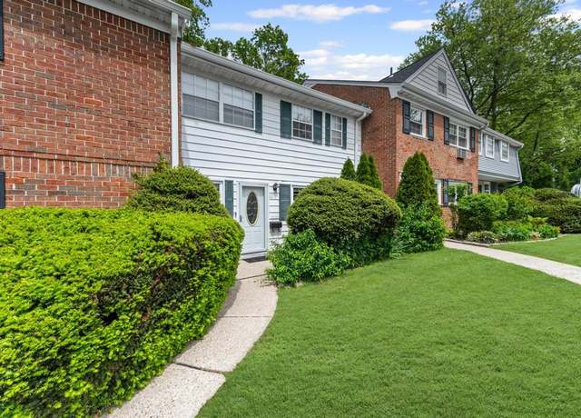 Property at 804 Towne House Vlg, Hauppauge, NY 11788, 2 beds, 1 bath