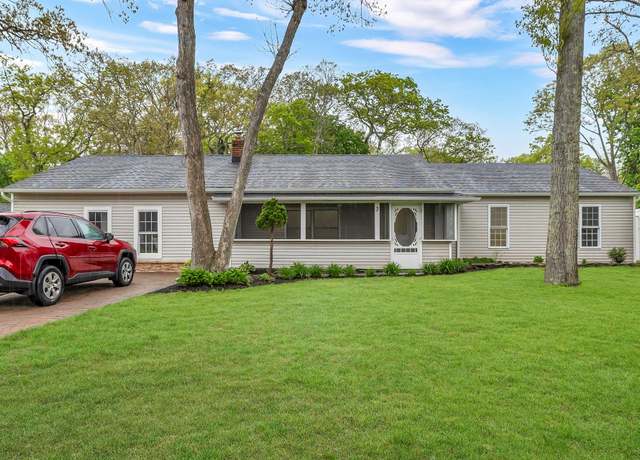 Property at 3 Russet Ln, Lake Grove, NY 11755, 4 beds, 3 baths