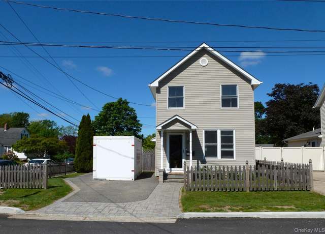 Property at 66 Evergreen Ave, Patchogue, NY 11772, 3 beds, 1.5 baths