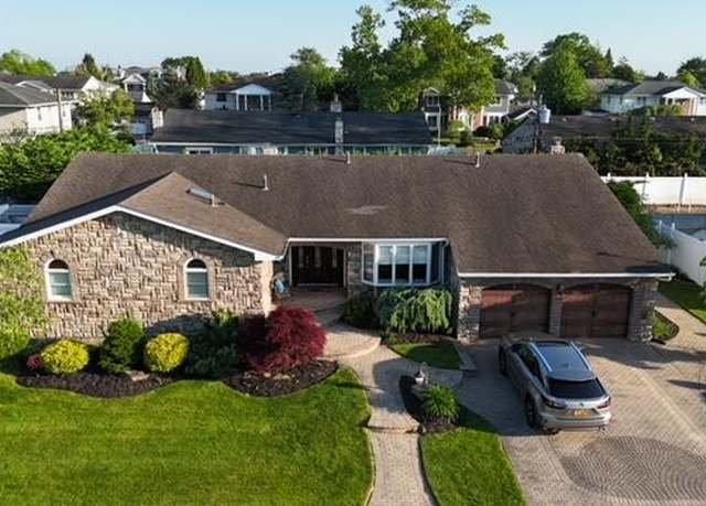 Property at 34 Andrews Dr, Massapequa Park, NY 11762, 4 beds, 2.5 baths