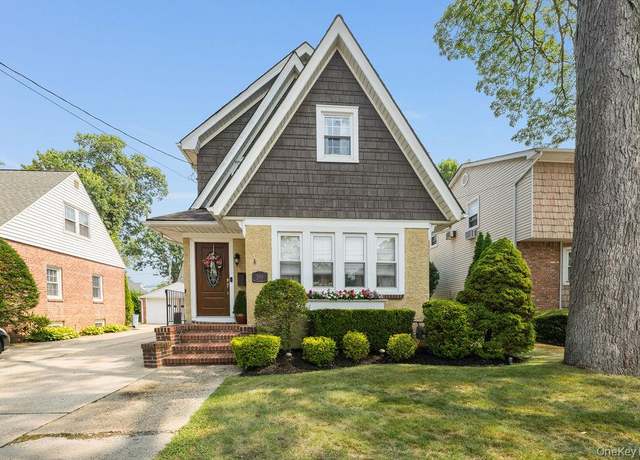 Property at 299 E Euclid St, Malverne, NY 11580, 3 beds, 1.5 baths