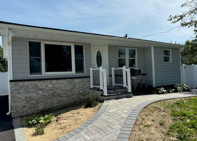 Property at 14 Chenango Dr, Bay Shore, NY 11706, 3 beds, 1 bath