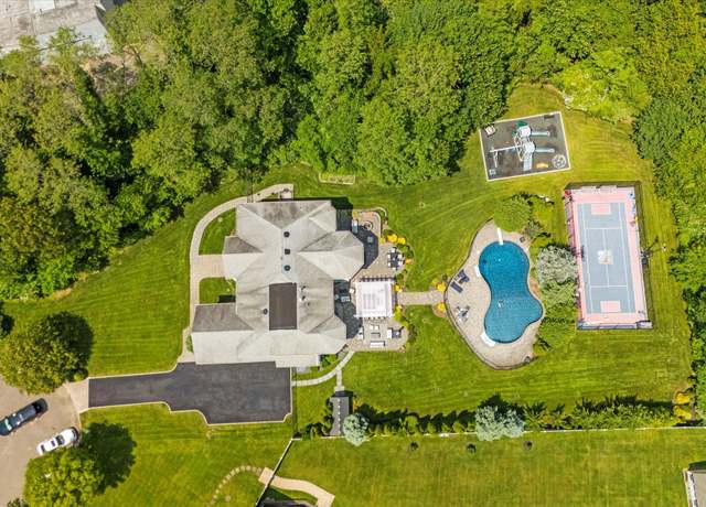 Property at 16 Home Ct, Huntington, NY 11743, 6 beds, 3.5 baths