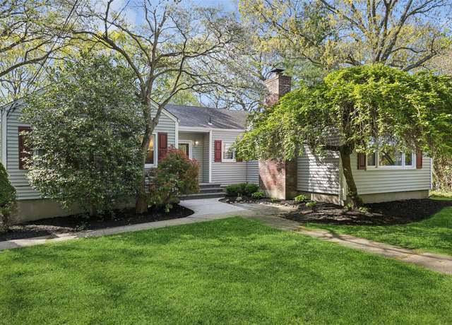Property at 22 Washington Dr, Centerport, NY 11721, 3 beds, 2.5 baths