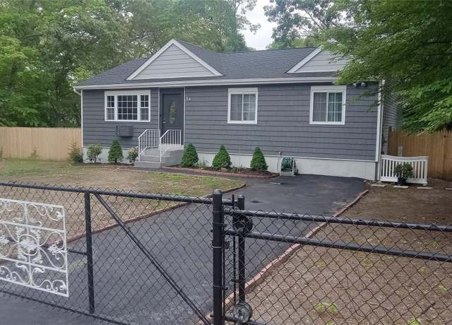 Property at 34 Park Ln, Medford, NY 11763, 3 beds, 1.5 baths