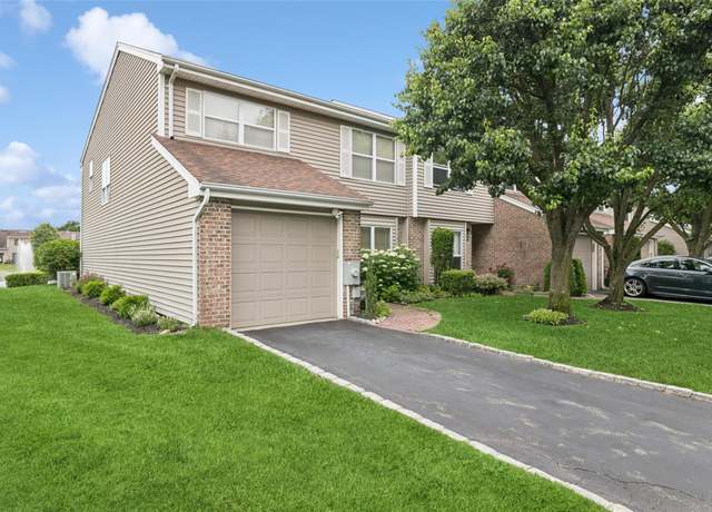 Property at 278 Pond View Ln, Smithtown, NY 11787, 3 beds, 2.5 baths