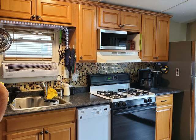 Property at 319 Currycross, New Windsor, NY 12553, 2 beds, 1 bath