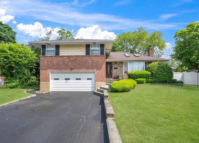 Property at 18 Birchwood Park Dr, Syosset, NY 11791, 3 beds, 2 baths