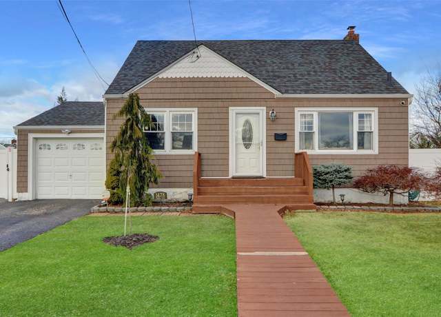 Property at 1478 Herzel Blvd, West Babylon, NY 11704, 4 beds, 2 baths