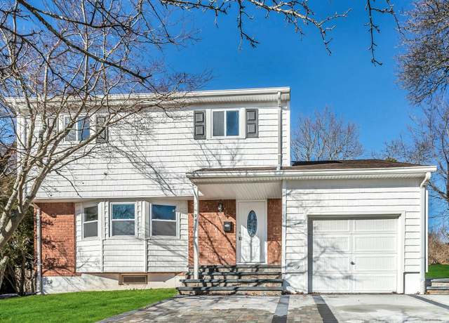 Property at 26 Morewood Dr, Smithtown, NY 11787, 3 beds, 2.5 baths