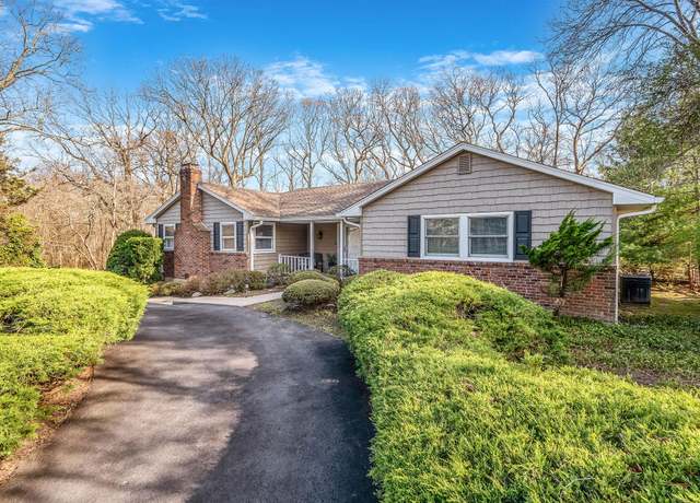Property at 714 Brewster Dr, Port Jefferson, NY 11777, 4 beds, 3.5 baths