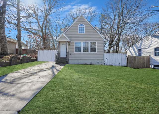 Property at 14 Hawthorne St, Mastic, NY 11950, 3 beds, 2 baths