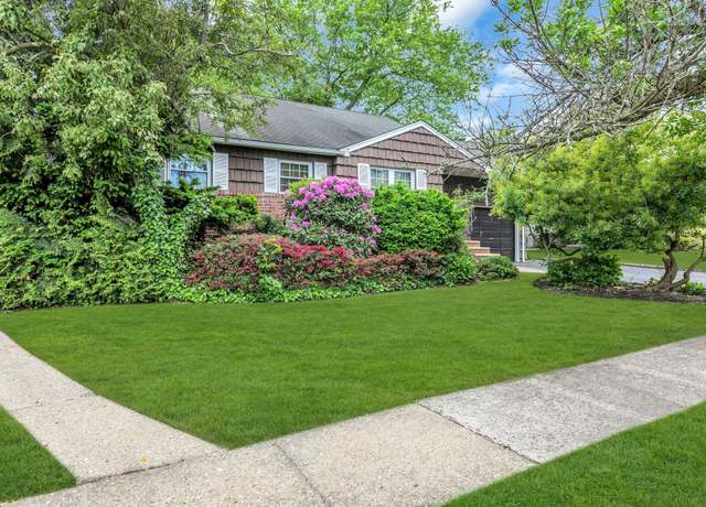 Property at 14 Warren Pl, Plainview, NY 11803, 3 beds, 1.5 baths