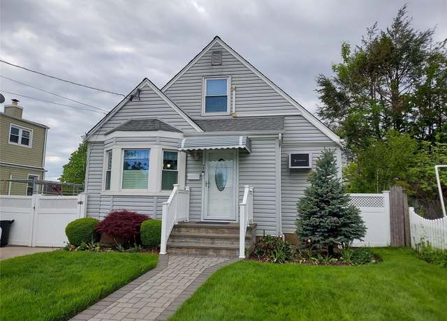 Property at 77 Francis Ct, Elmont, NY 11003, 4 beds, 1.5 baths