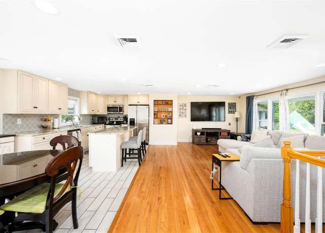 Property at 18 Congressional Dr, Newburgh, NY 12550, 4 beds, 2.5 baths