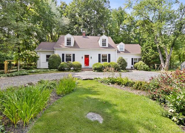 Property at 4 Oak Hill Rd, Chappaqua, NY 10514, 3 beds, 2.5 baths