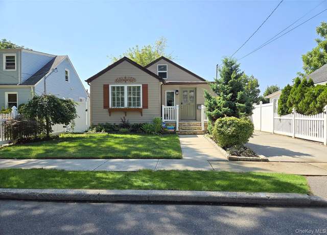 Property at 445 Clinton Ave, Rockville Centre, NY 11570, 3 beds, 1 bath