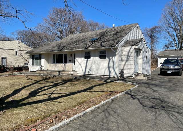 Property at 29 Farragut Ave, Bay Shore, NY 11706, 3 beds, 2 baths