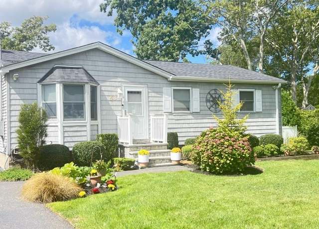 Property at 53 Timber Dr, Calverton, NY 11933, 3 beds, 1 bath