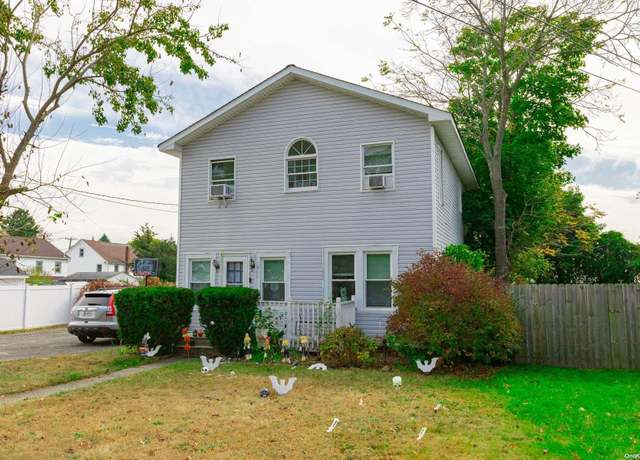 Property at 300 Oak St, Patchogue, NY 11772, 5 beds, 2 baths