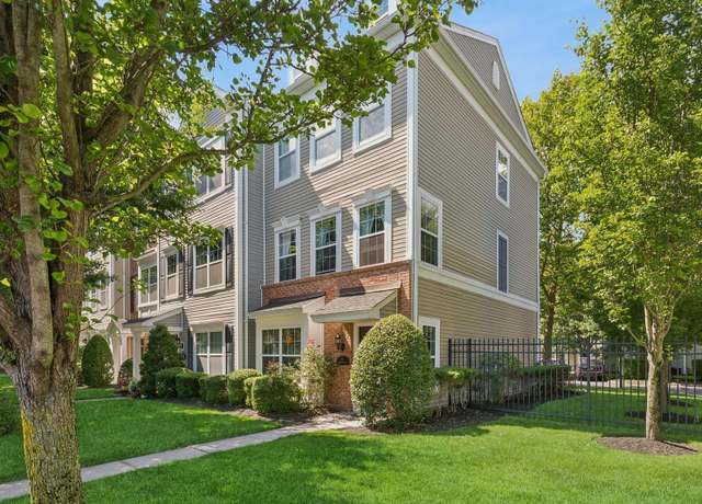 Property at 29 Stahlman Ln #29, Patchogue, NY 11772, 2 beds, 2.5 baths