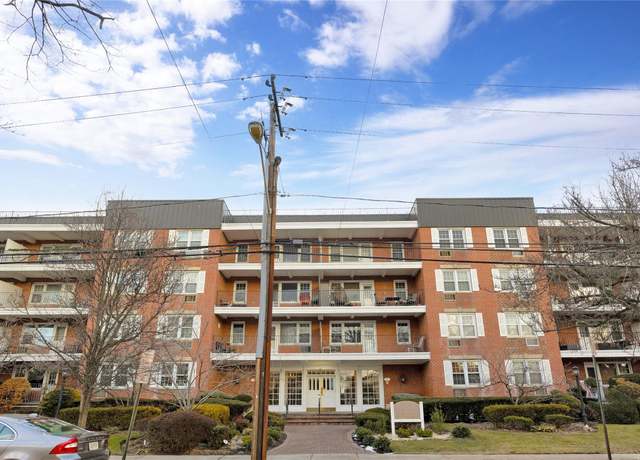 Property at 70 N Grove St Unit 2T, Freeport, NY 11520, 1 bath