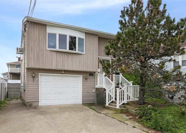 Property at 853 Arctic St, Lindenhurst, NY 11757, 3 beds, 2 baths