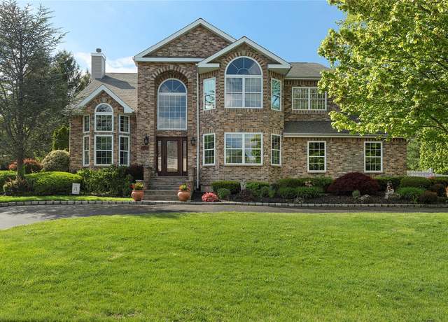 Property at 1 School House Ct, Oyster Bay, NY 11771, 5 beds, 3 baths