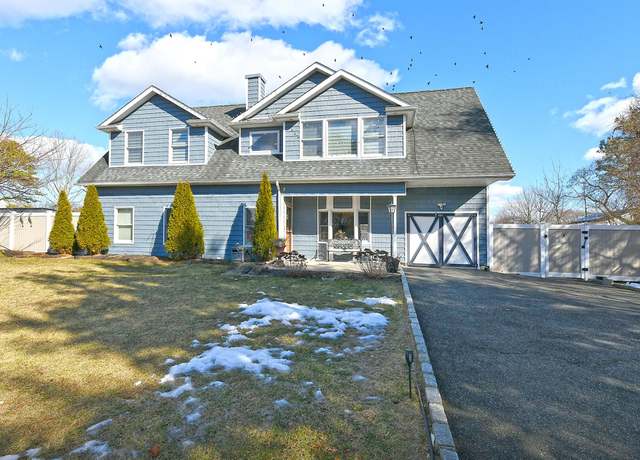 Property at 7 Redpine Dr, Medford, NY 11763, 5 beds, 3 baths