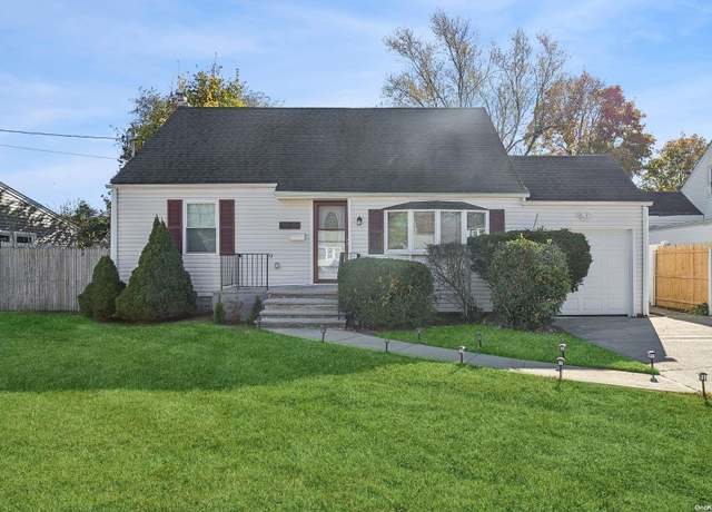 Property at 486 18th St, West Babylon, NY 11704, 4 beds, 2 baths