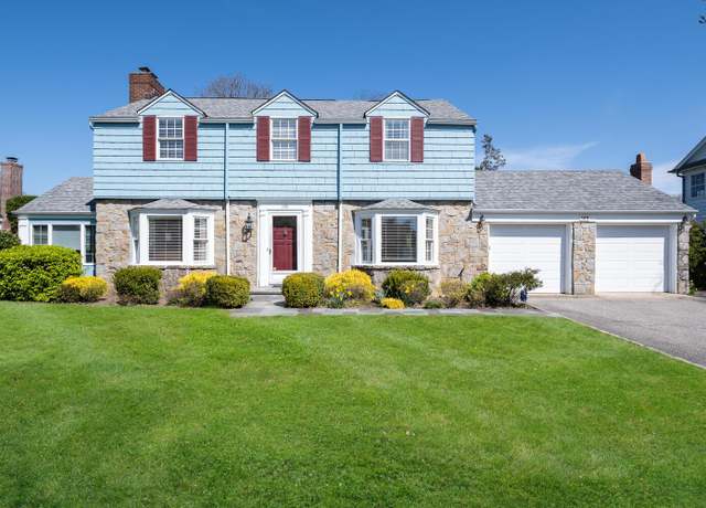 Property at 135 Northwoods Rd, Manhasset, NY 11030, 3 beds, 2.5 baths