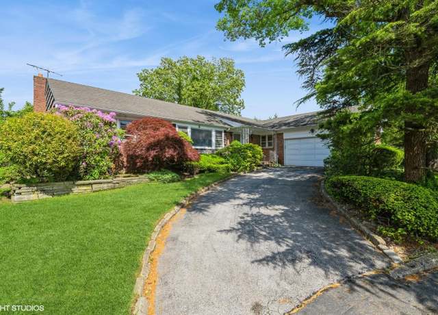 Property at 7 Ivy Ln, Lawrence, NY 11559, 3 beds, 3 baths