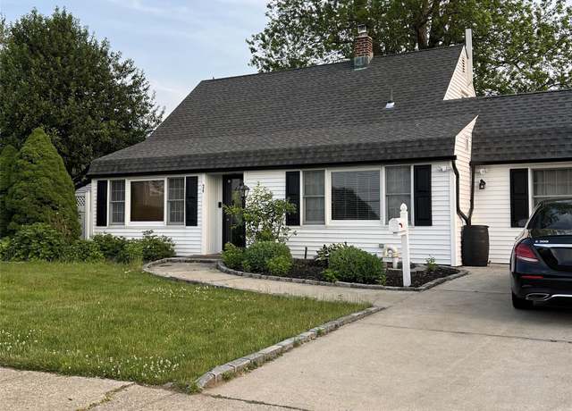 Property at 24 Club Ln, Levittown, NY 11756, 4 beds, 1 bath
