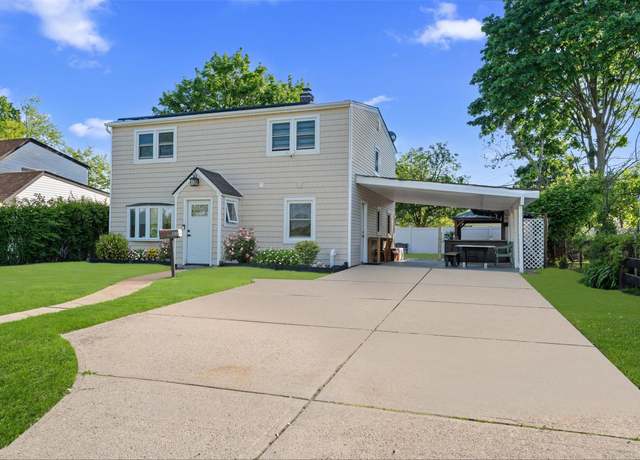Property at 137 Center Ln, Levittown, NY 11756, 4 beds, 2 baths