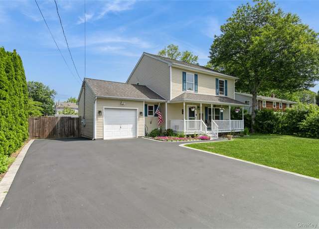 Property at 15 Loughlin Dr, Shirley, NY 11967, 3 beds, 1.5 baths