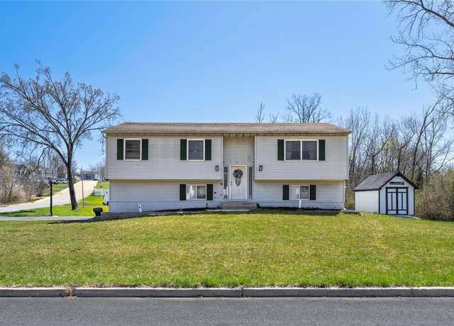 Property at 14 Beth Pl, Middletown, NY 10940, 3 beds, 2.5 baths