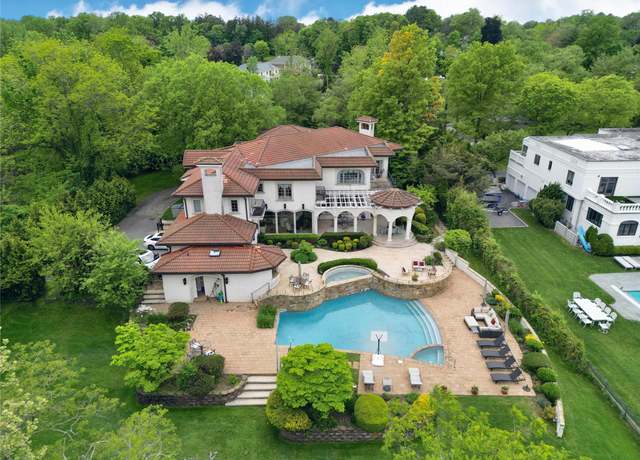 Property at 17 Split Rock Dr, Great Neck, NY 11024, 8 beds, 8.5 baths