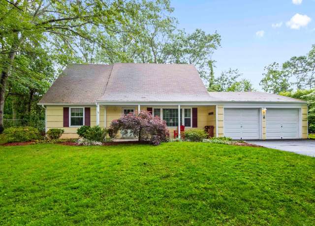 Property at 5 Seward Ln, Stony Brook, NY 11790, 4 beds, 2 baths