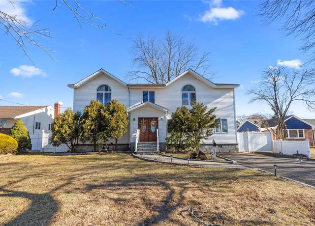 Property at 600 Plainview Rd, Plainview, NY 11803, 3 beds, 3.5 baths