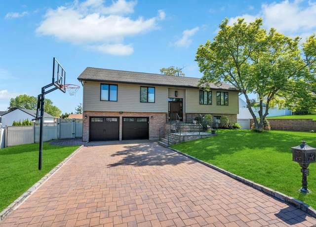 Property at 22 Stirrup Ln, Glen Cove, NY 11542, 4 beds, 3 baths