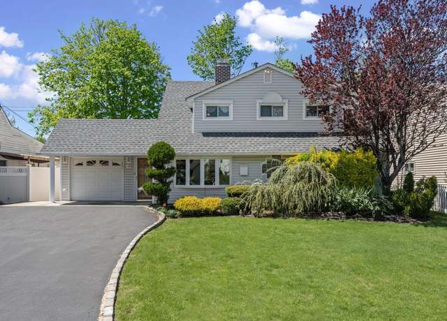 Property at 34 Blackbird Ln, Levittown, NY 11756, 4 beds, 2 baths