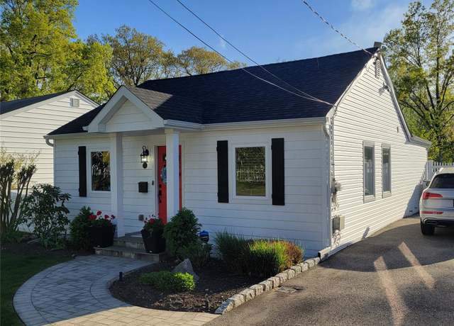 Property at 20 Bayville Park Blvd, Bayville, NY 11709, 2 beds, 1 bath