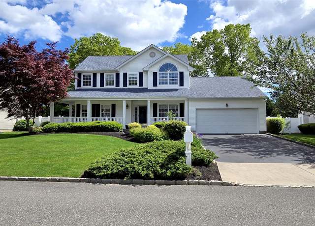 Property at 52 Summerfield Dr, Holtsville, NY 11742, 4 beds, 2.5 baths