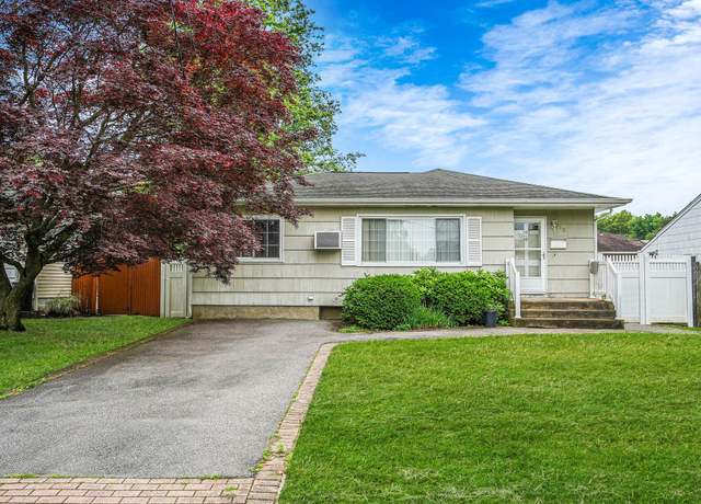 Property at 138 Fairview Ave, Deer Park, NY 11729, 3 beds, 2.5 baths