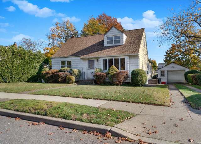 Property at 417 Jefferson St, Garden City Park, NY 11010, 4 beds, 1.5 baths