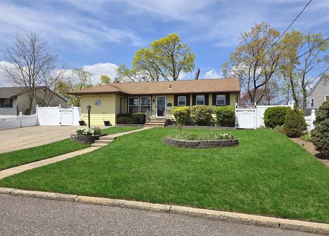 Property at 17 E Chestnut St, Central Islip, NY 11722, 3 beds, 2 baths