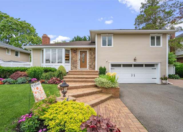 Property at 86 Phipps Ln, Plainview, NY 11803, 3 beds, 2 baths