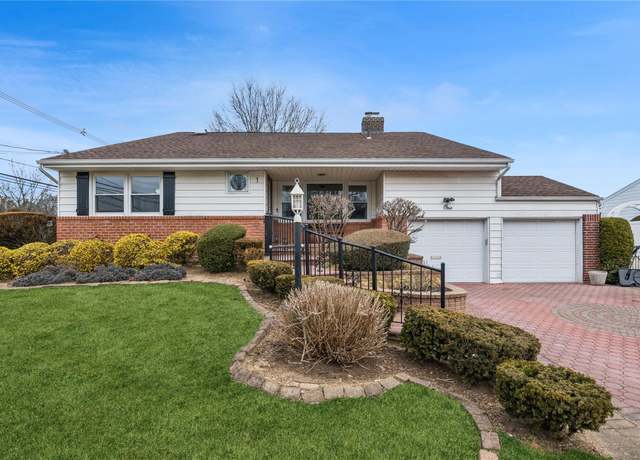 Property at 1 Meadow Ln, Freeport, NY 11520, 5 beds, 3 baths