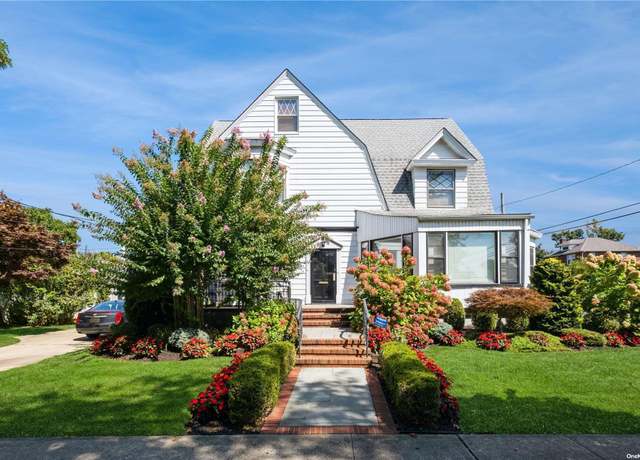 Property at 486 Oxford Rd, Cedarhurst, NY 11516, 6 beds, 3.5 baths